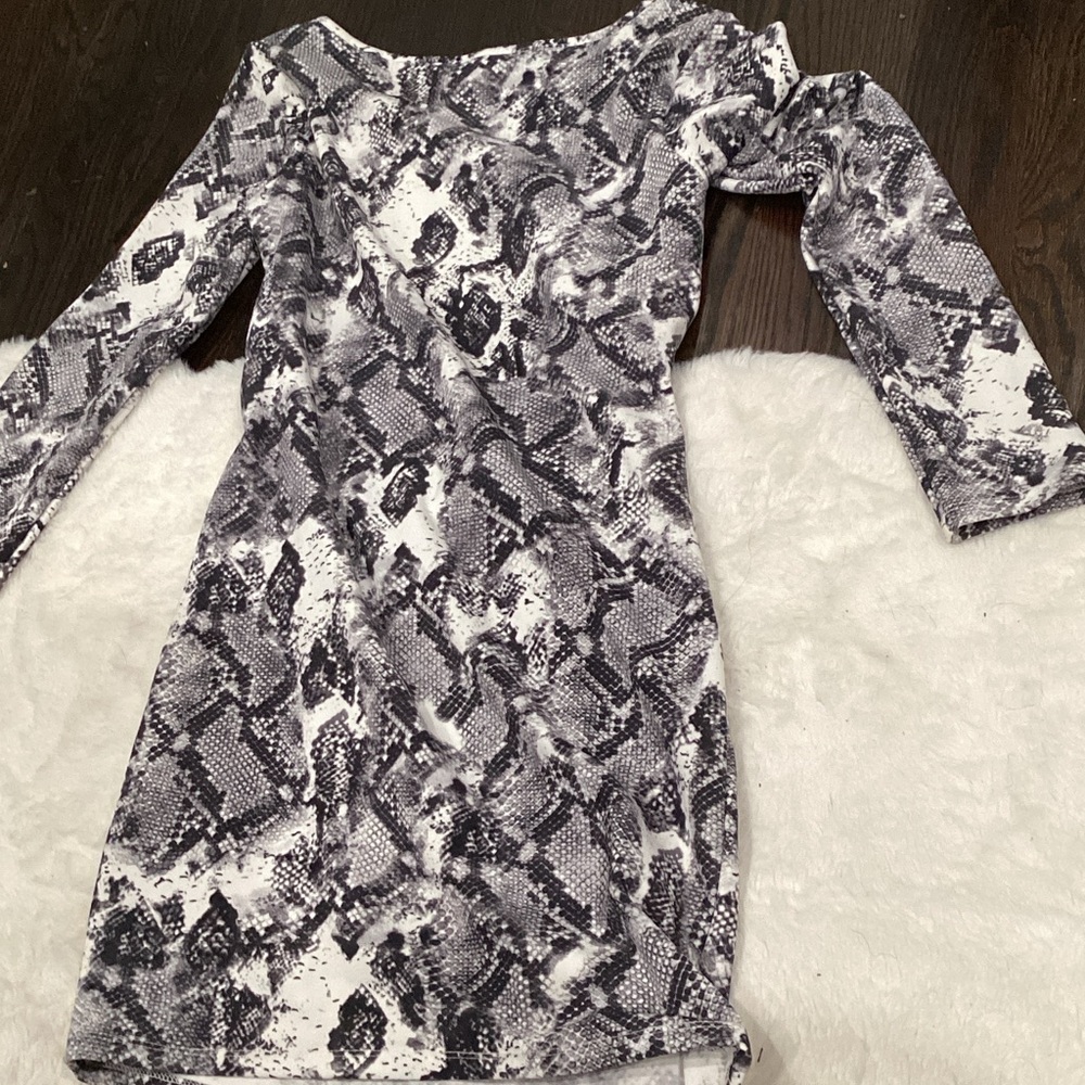 Revamped Black and White Snake-Print Long Sleeve Dress
